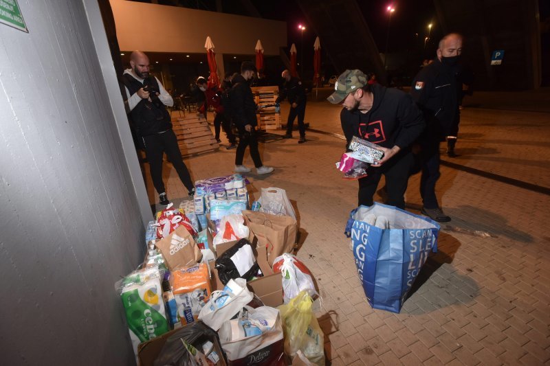 Prikupljanje pomoći za Petrinju ispred dvorane Krešimira Ćosića na Višnjiku