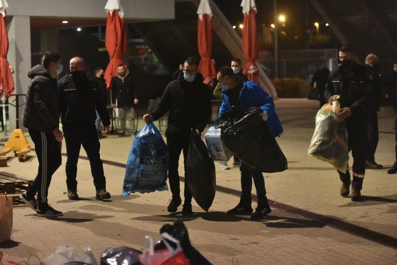 Prikupljanje pomoći za Petrinju ispred dvorane Krešimira Ćosića na Višnjiku