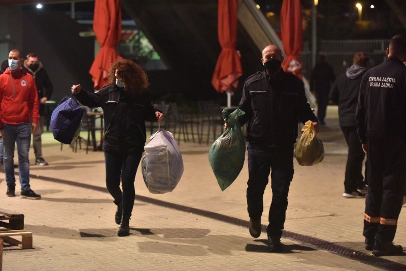 Prikupljanje pomoći za Petrinju ispred dvorane Krešimira Ćosića na Višnjiku