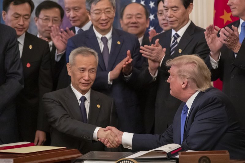 Donald Trump i zamjenik kineskog premijera Liu He potpisuju sporazum o trgovinskoj suradnji