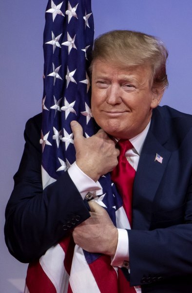Donald Trump grli američku zastavu