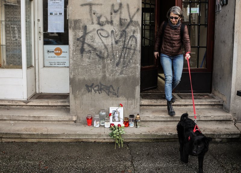 Svijeće i cvijeće za Miru Furlan ispred stana u kojem je nekad živjela