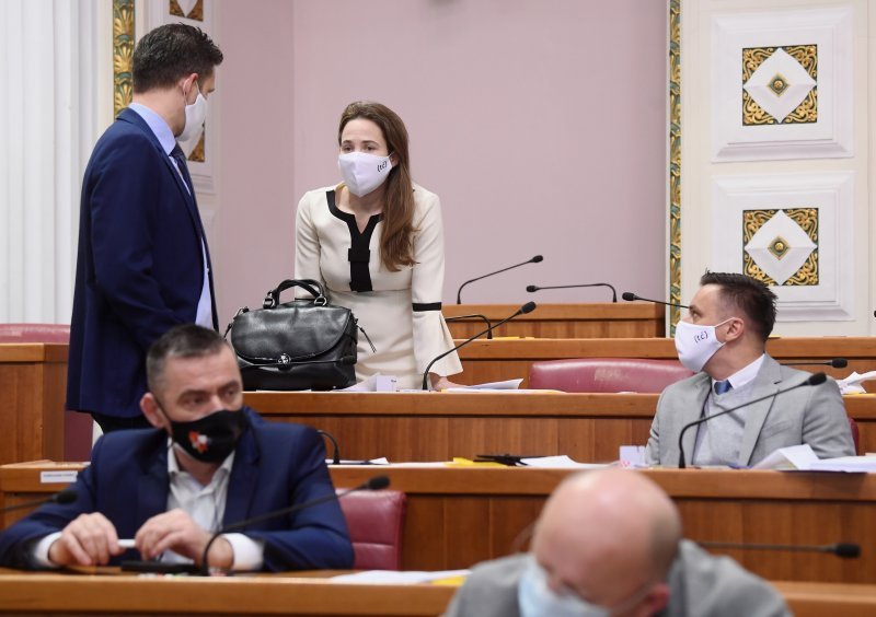Zastupnici Mosta u Saboru nosili maske s inicijalima ministra Tomislava Ćorića