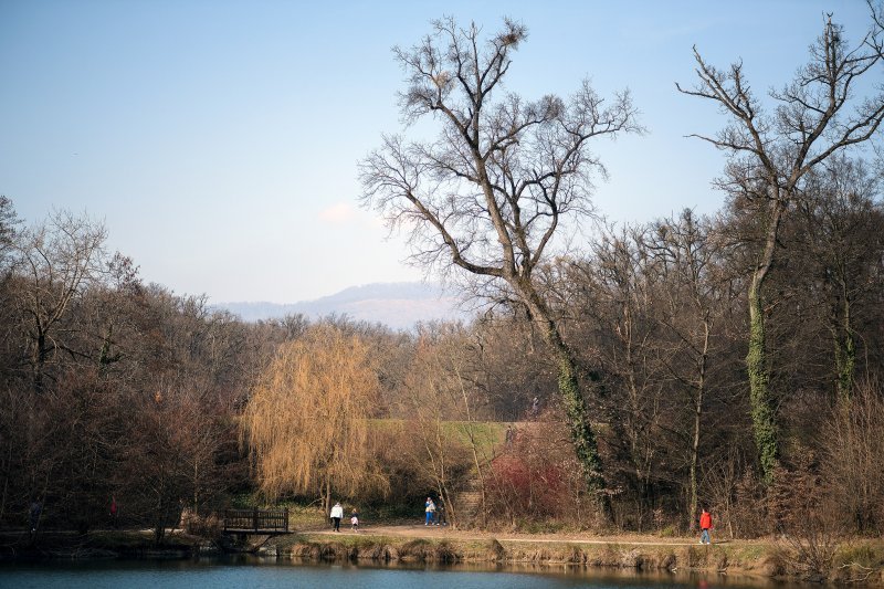 Zagreb: Građani uživali u šetnji u parku Maksimir