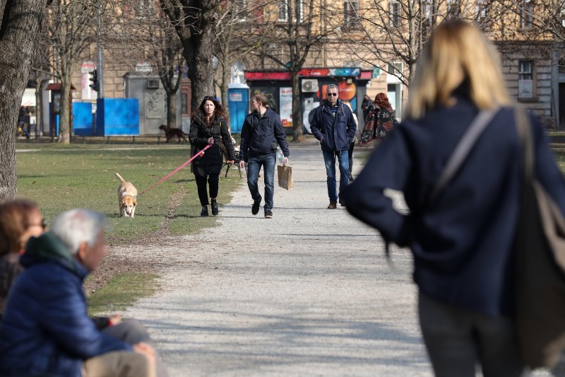 Zagreb: Građani uživaju u sunčanom danu na trgu dr. Franje Tuđmana