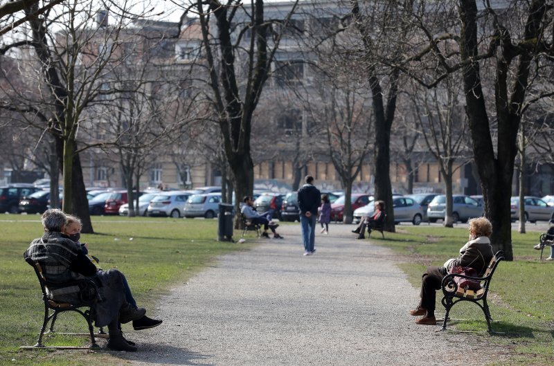 Zagreb: Građani uživaju u sunčanom danu na trgu dr. Franje Tuđmana