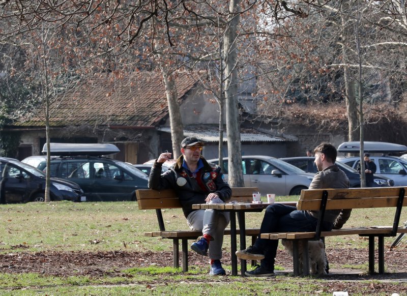 Zagreb: Građani uživaju u sunčanom danu na trgu dr. Franje Tuđmana