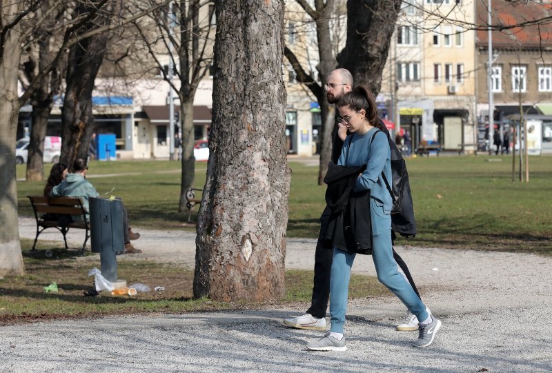 Zagreb: Građani uživaju u sunčanom danu na trgu dr. Franje Tuđmana