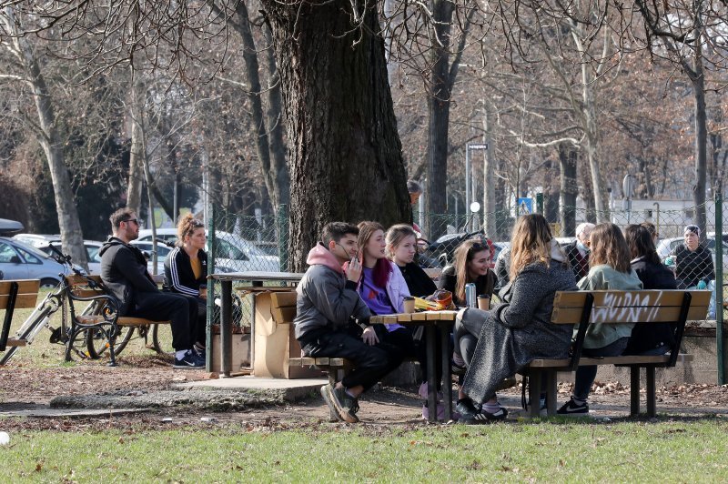 Zagreb: Građani uživaju u sunčanom danu na trgu dr. Franje Tuđmana