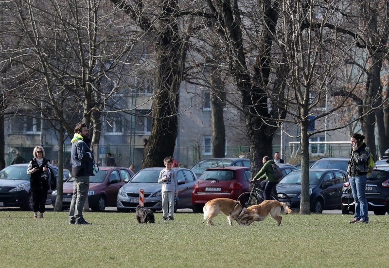 Zagreb: Građani uživaju u sunčanom danu na trgu dr. Franje Tuđmana