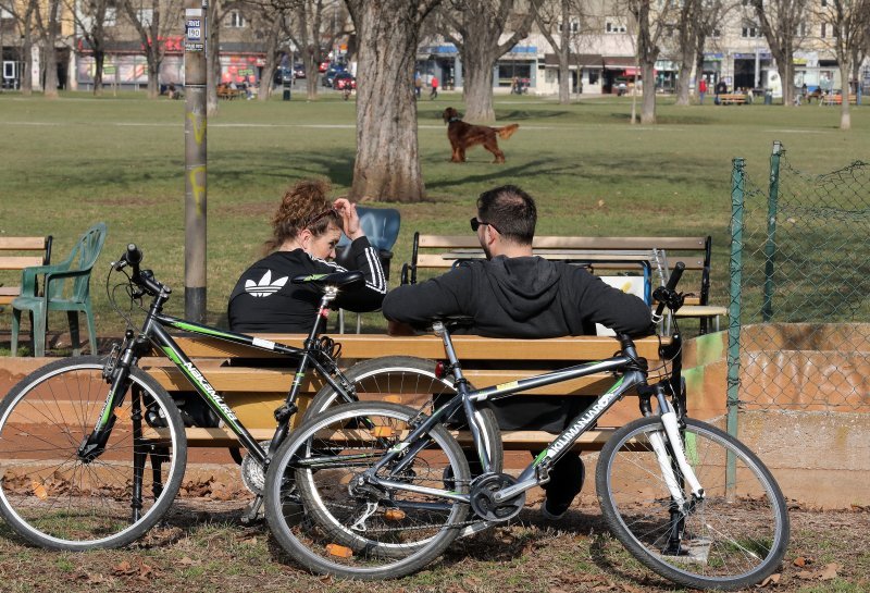 Zagreb: Građani uživaju u sunčanom danu na trgu dr. Franje Tuđmana