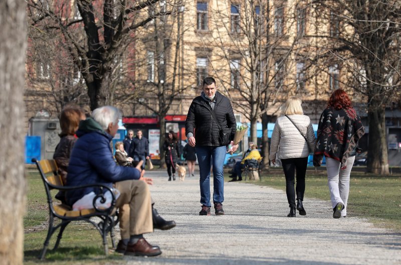 Zagreb: Građani uživaju u sunčanom danu na trgu dr. Franje Tuđmana