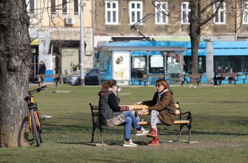 Zagreb: Građani uživaju u sunčanom danu na trgu dr. Franje Tuđmana