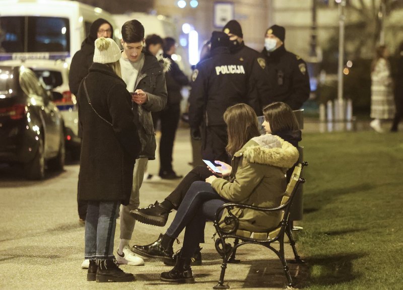 Policija pred HNK nadzire javna okupljanja