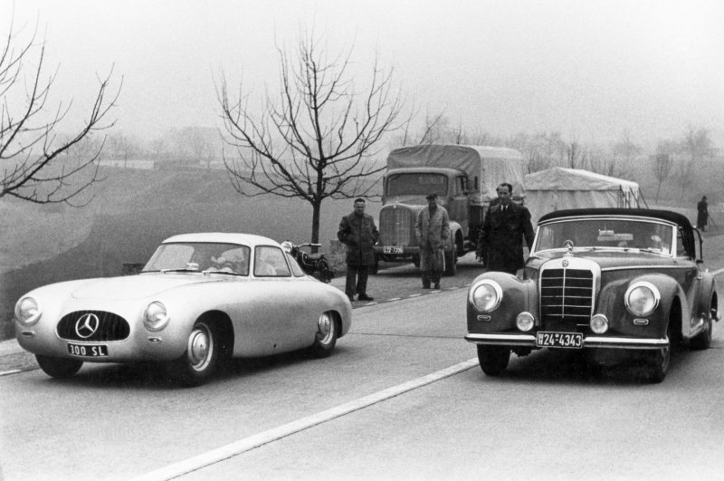 Mercedes-Benz 300 SL trkaći automobil (W 194) pokraj Mercedes-Benza 300 S Cabriolet (W 188) na press prezentaciji 1952.