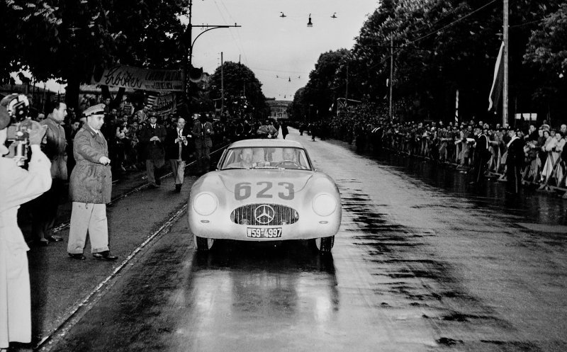 'Mille Miglia', svibanj 1952. Karl Kling i Hans Klenk (startni broj 623) su osvojili drugo mjesto u generalnom plasmanu s Mercedes-Benz 300 SL trkaćim sportskim automobilom (W 194)