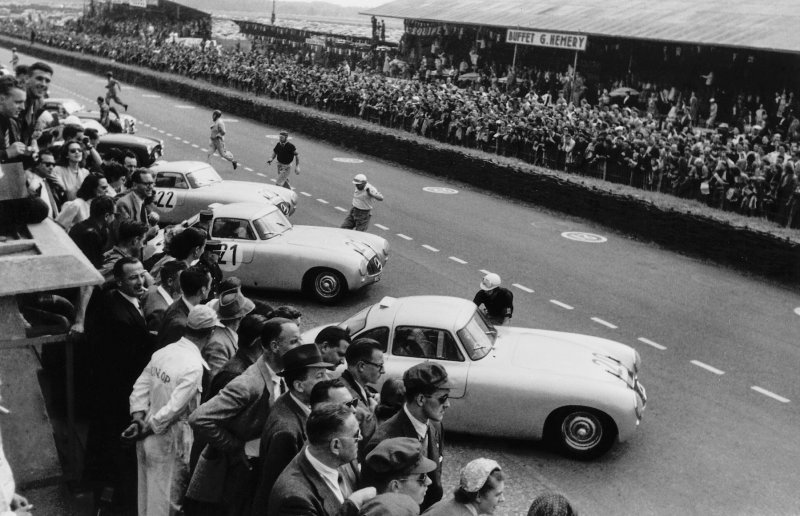 '24 sata Le Mansa', 14. – 15. lipanj 1952. Marka je osvojila 1-2 pobjedu s Mercedes-Benz 300 SL trkaćim automobilom (W 194)