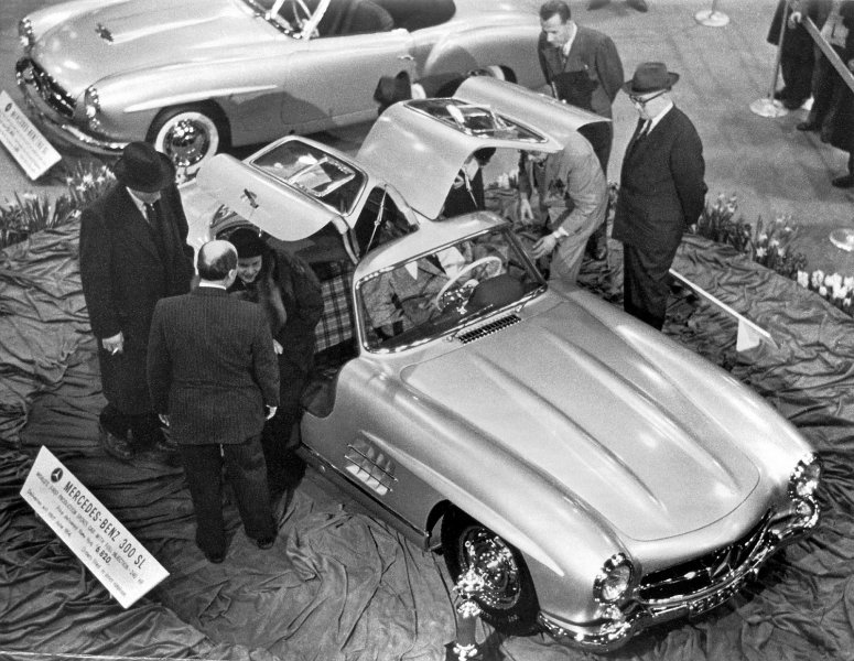 Mercedes-Benz 300 SL Coupé (W 198) ispred 190 SL Roadstera, premijera na International Motor Sports Show-u u New Yorku, 6.-14. veljače 1954.