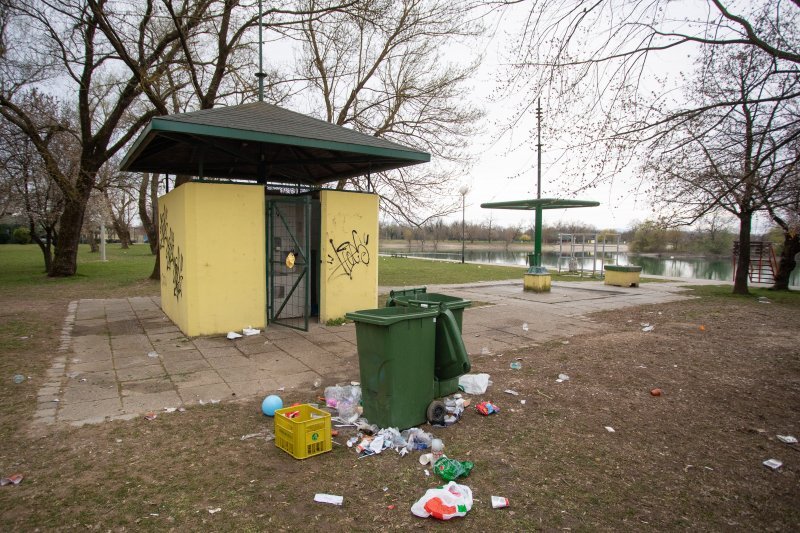 Smeće na Jarunu nakon noćnog druženja mladih