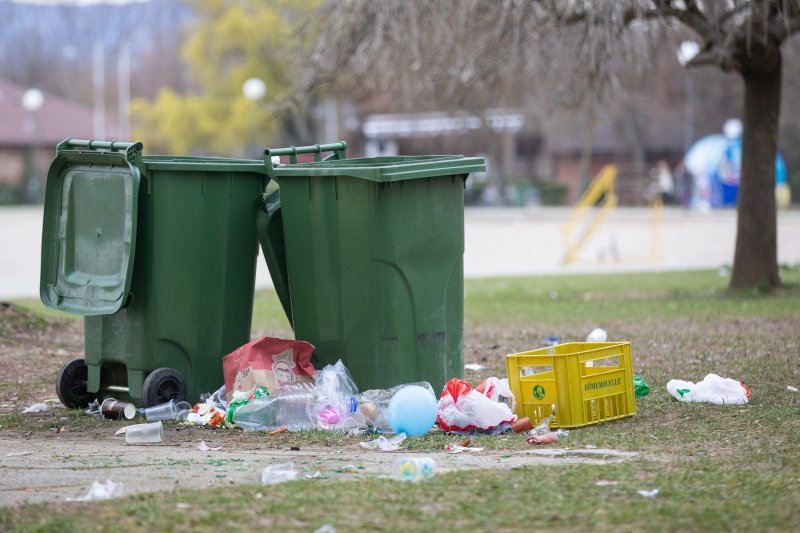 Smeće na Jarunu nakon noćnog druženja mladih