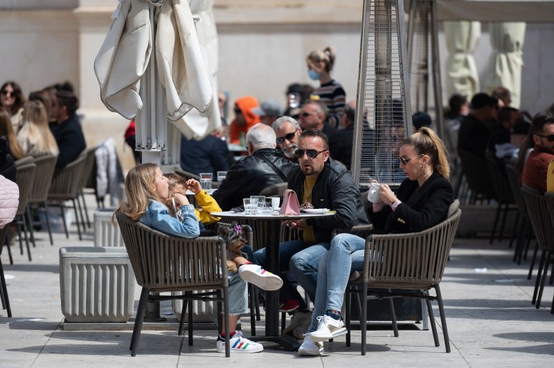 Stanovnici Zadra iskoristili sunce i lijepo vrijeme za šetnju rivom