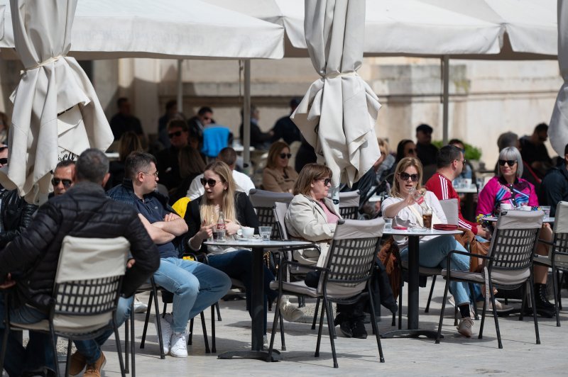 Stanovnici Zadra iskoristili sunce i lijepo vrijeme za šetnju rivom