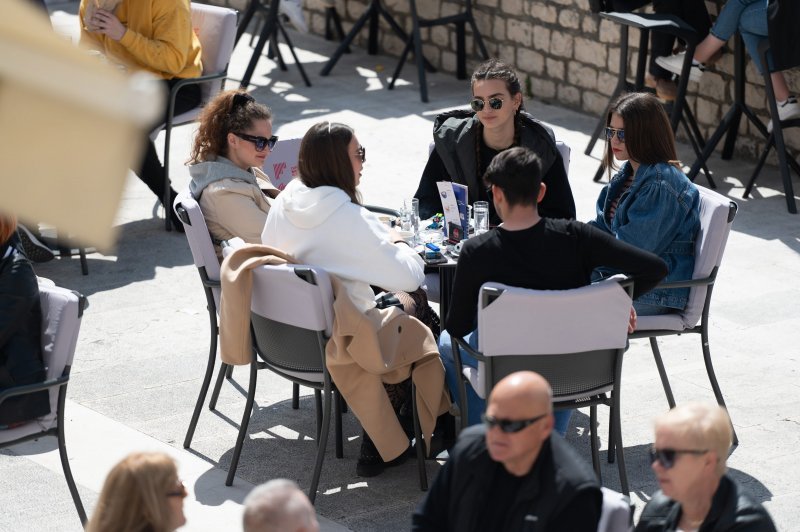 Stanovnici Zadra iskoristili sunce i lijepo vrijeme za šetnju rivom