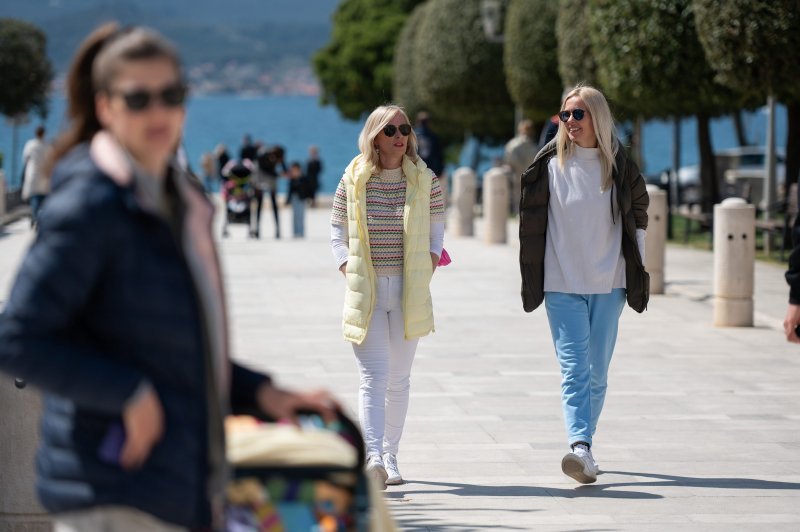 Stanovnici Zadra iskoristili sunce i lijepo vrijeme za šetnju rivom