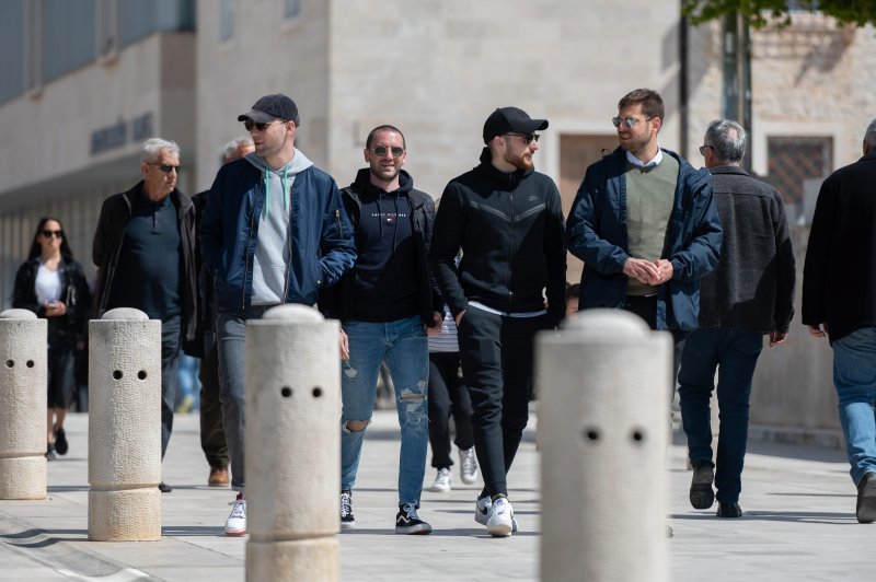 Stanovnici Zadra iskoristili sunce i lijepo vrijeme za šetnju rivom