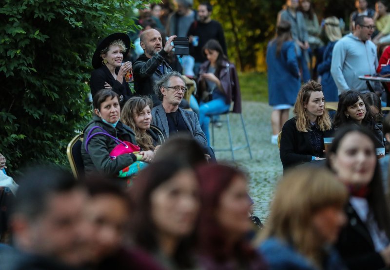 Rundek i Ekipa u dvorištu Akademije likovnih umjetnosti