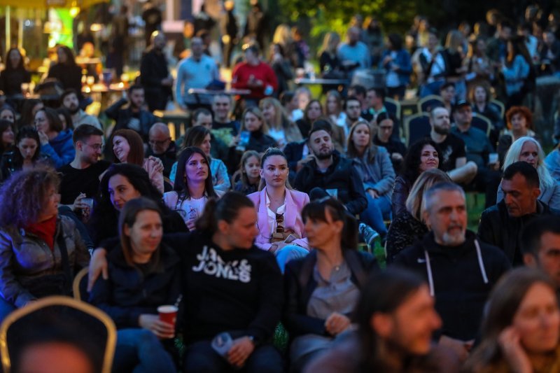 Rundek i Ekipa u dvorištu Akademije likovnih umjetnosti