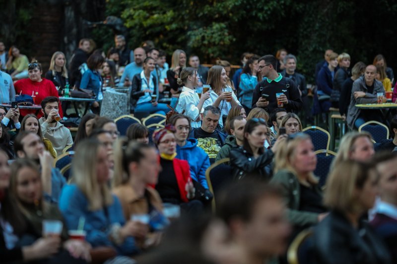 Rundek i Ekipa u dvorištu Akademije likovnih umjetnosti