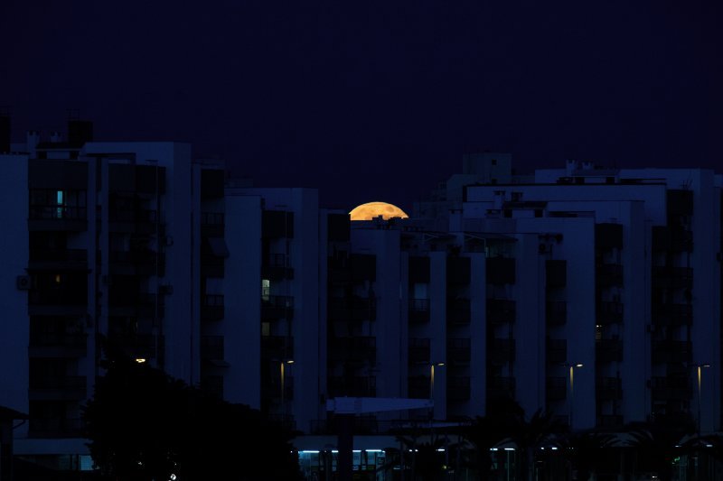 Supermjesec iznad zgrada u Zadru