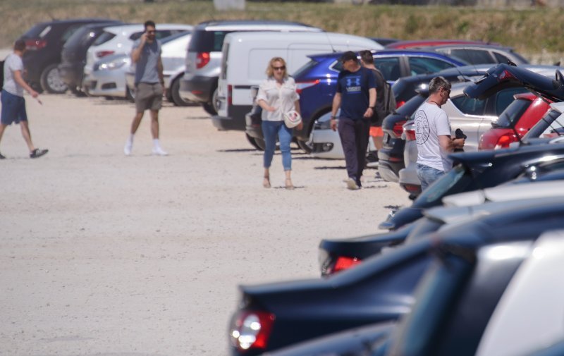 Građani se sunčaju i kupaju na plaži Žnjan