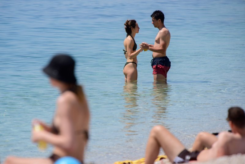 Građani se sunčaju i kupaju na plaži Žnjan