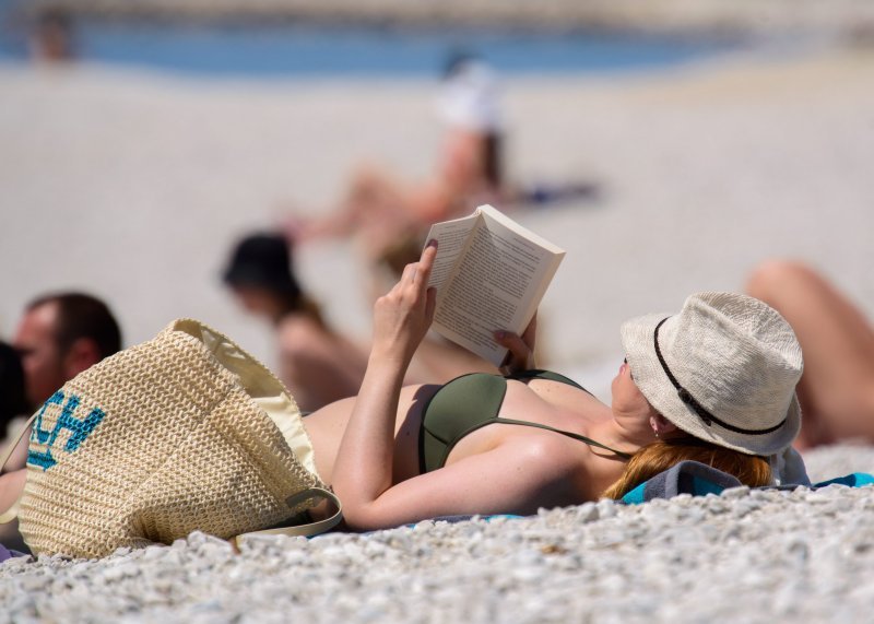 Građani se sunčaju i kupaju na plaži Žnjan