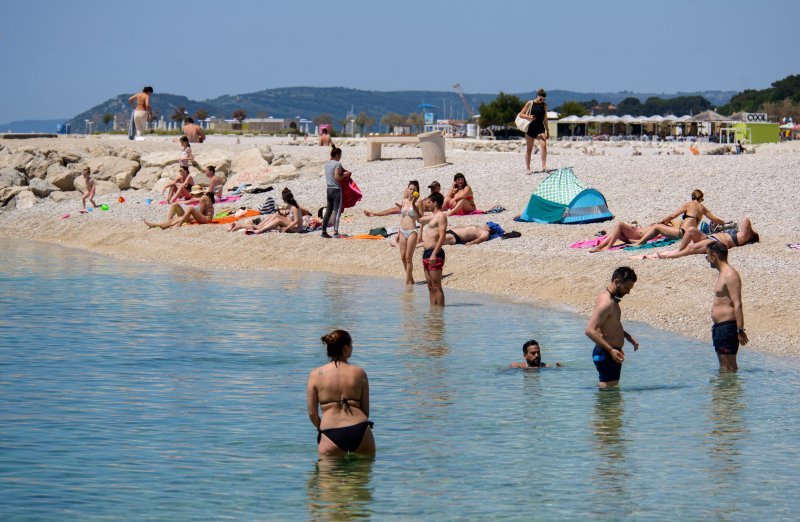 Građani se sunčaju i kupaju na plaži Žnjan