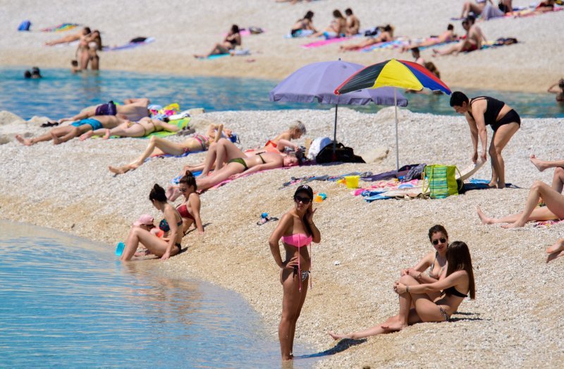 Građani se sunčaju i kupaju na plaži Žnjan