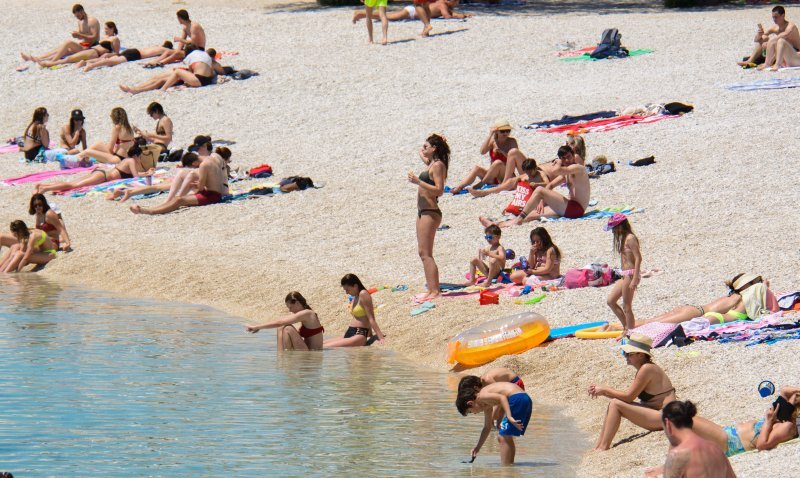 Građani se sunčaju i kupaju na plaži Žnjan