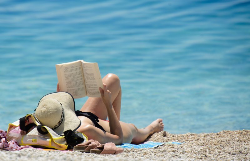 Građani se sunčaju i kupaju na plaži Žnjan