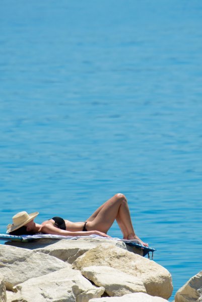 Građani se sunčaju i kupaju na plaži Žnjan