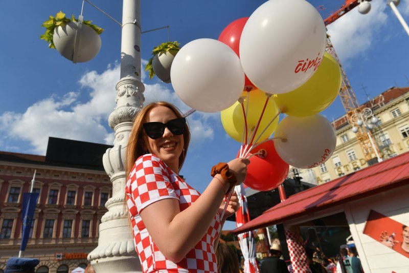 Navijači u fun zoni na Trgu bana Jelačića u Zagrebu