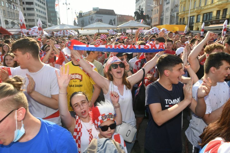 Navijači u fun zoni na Trgu bana Jelačića u Zagrebu