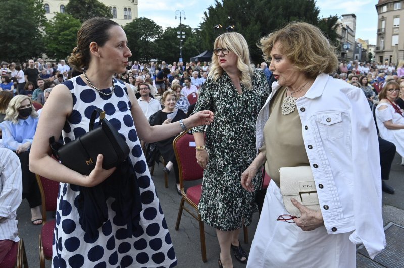 Nina Obuljen Korzinek, Tereza Kesovija