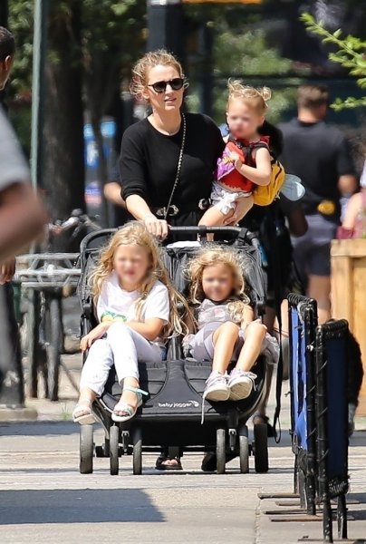 Blake Lively s kćerkicama