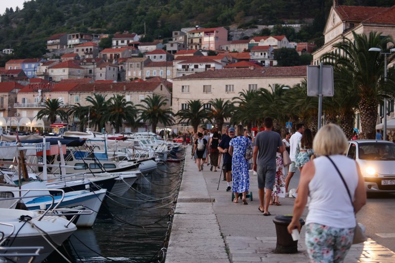 Okupljanje ljudi uoči koncerta