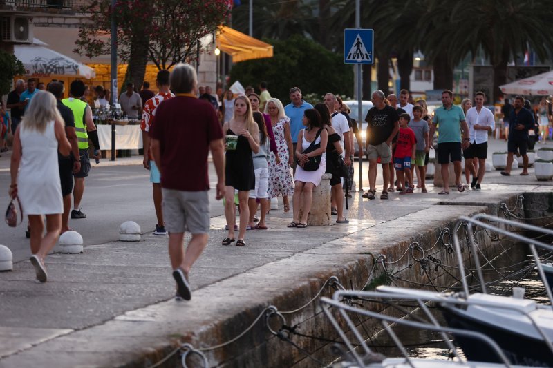 Okupljanje ljudi uoči koncerta