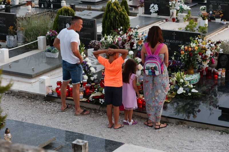 U popodnevnim satima mnogi su obišli Oliverov grob