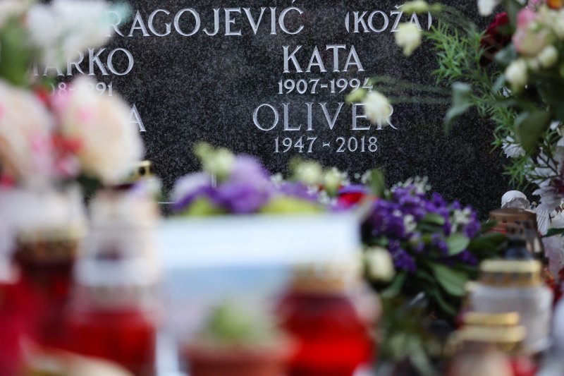 U popodnevnim satima mnogi su obišli Oliverov grob