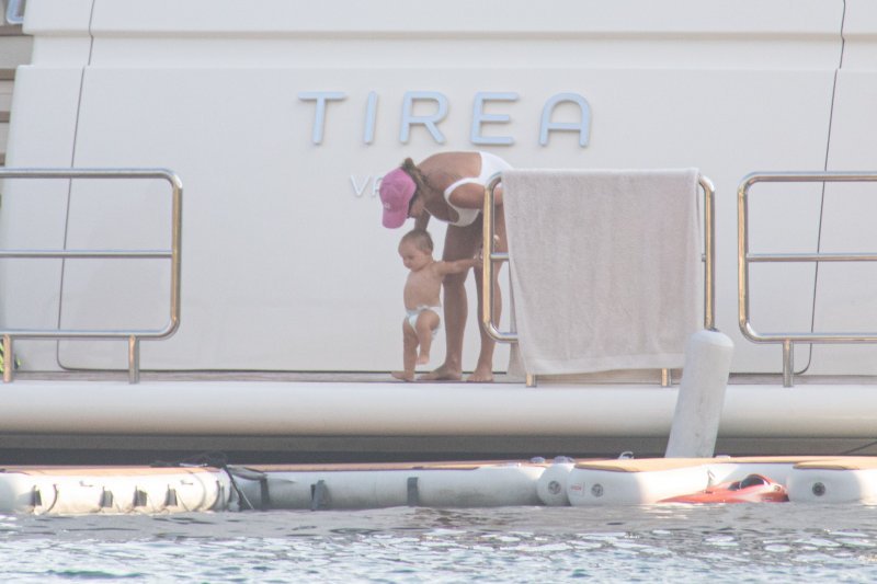 Tamara Ecclestone sa suprugom i kćerima uživa u ljetnim radostima
